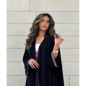عباية سوداء بخطوط أرجوانية وتطريز