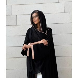 عباية سوداء بخطوط وردية وتطريز
