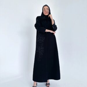 عباية بليزر مطرزة باللون الأسود