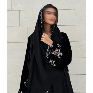 عباية مخملية سوداء مع تطريز ورد على الجانبين