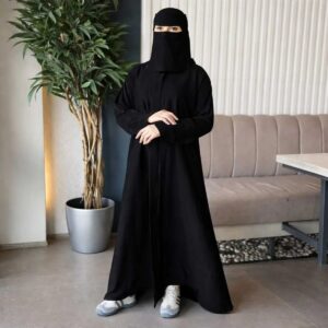 عباية سوداء أنيقة بلمسة عصرية