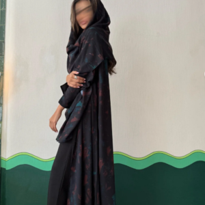 عباية سوداء مع لمسات خضراء وحمراء